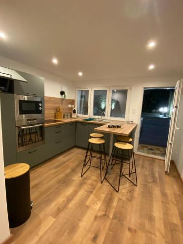 - une cuisine avec une table et quelques tabourets dans l'établissement Chez Bartoch, à Boulogne-sur-Mer