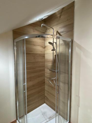 une douche avec une porte vitrée dans une salle de bain dans l'établissement Chez Bartoch, à Boulogne-sur-Mer