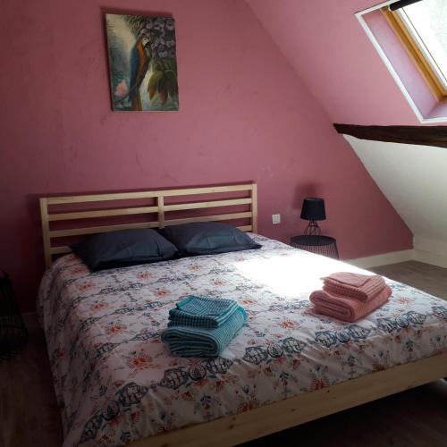 une chambre avec un lit avec deux serviettes dessus dans l'établissement Le Grand Gîte de Beauval, à Mareuil-sur-Cher