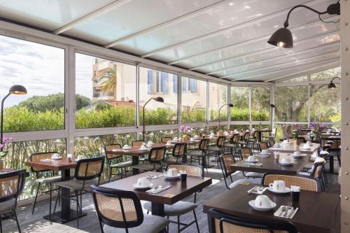 Un restaurant sau alt loc unde se poate mânca la Best Western Hôtel des Orangers Cannes