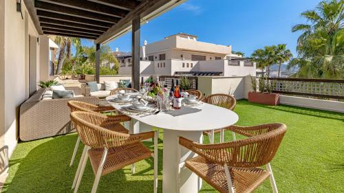 VACATION MARBELLA I Private HEATED Swimming pool, Walking distance to Puerto Banus, Security 24-7, BBQ, Pool Table, WiFi