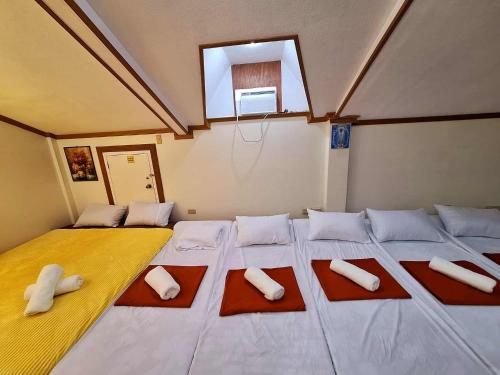 Postel nebo postele na pokoji v ubytování N6 Transient House Apartment Room near Abreeza Mall SPMC USEP SM Lanang