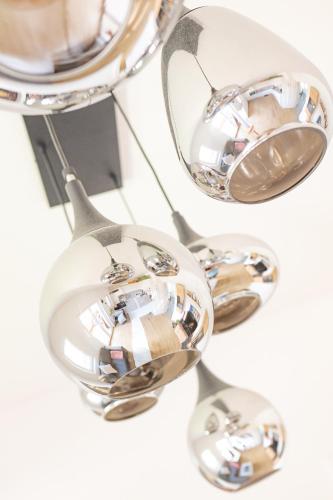 a group of silver mirrors on a table at TAMLiving Südsteiermark in Obergralla