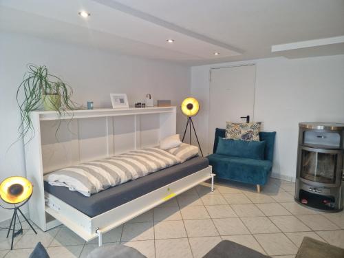 a living room with a bench and a blue chair at Monteur- Ferienwohnung Lage Kachtenhausen in Lage