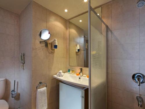 Koupelna v ubytování Mövenpick Resort El Sokhna