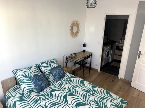 un salon avec un canapé et une table dans l'établissement Bel appartement cosy Chartres, à Chartres