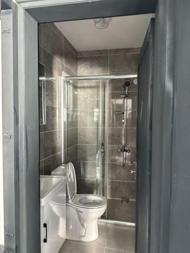 Ένα μπάνιο στο Miya Homes