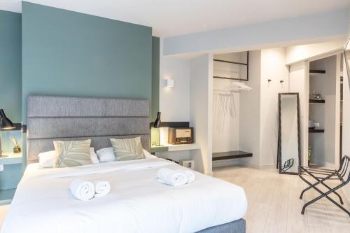 Fantastic Central Athens Suite with shared Rooftop Deck