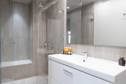 Fantastic Central Athens Suite with shared Rooftop Deck