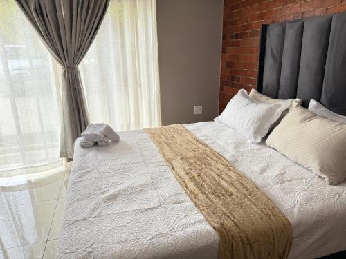 Una cama o camas en una habitación de Home Away Nest