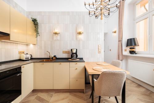 Urban Light Apartment - 3' Main Square - by Upstairs