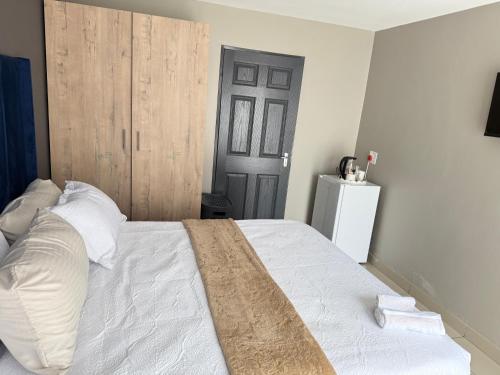 Una cama o camas en una habitación de Home Away Nest