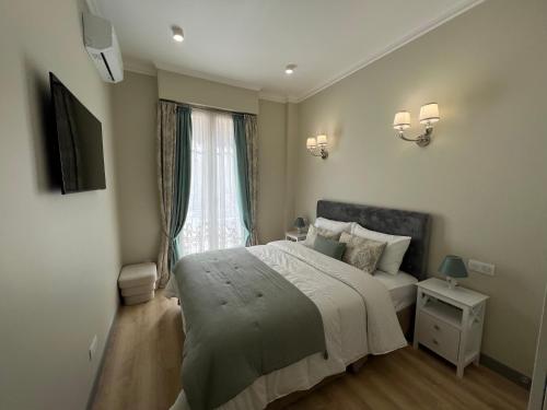 une chambre avec un grand lit et une fenêtre dans l'établissement Amour-35, à Nice