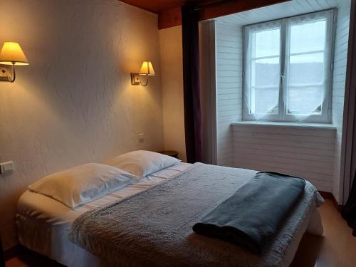 Katil atau katil-katil dalam bilik di 2 hébergements différents un gîte avec 2 chambres et une chambre avec kitchenette