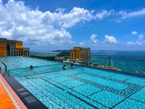 Bazén v ubytování Golden Sunset apartment - Sea & Fireworks Retreat nebo v jeho okolí