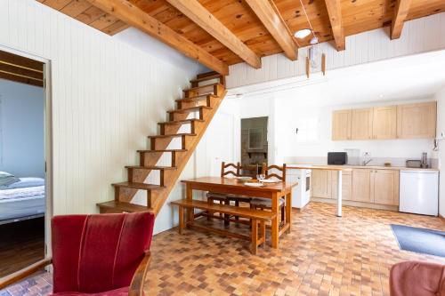 - une cuisine et une salle à manger avec un escalier dans une maison dans l'établissement Chalet de Gretteguerre, à Lanne