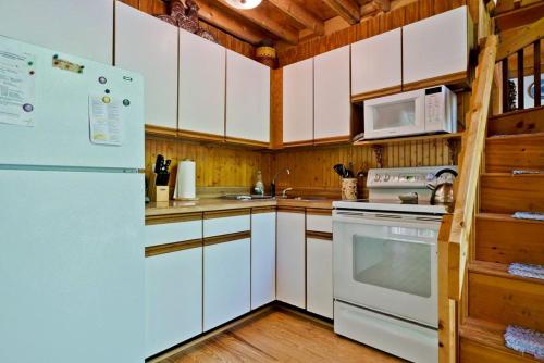 Kuchyň nebo kuchyňský kout v ubytování A-Frame Cabin Rental Set Alongside Sebago Lake on Frye Island, Maine