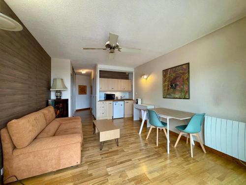 un salon avec un canapé et une table dans l'établissement Le Sunset, à Andernos-les-Bains