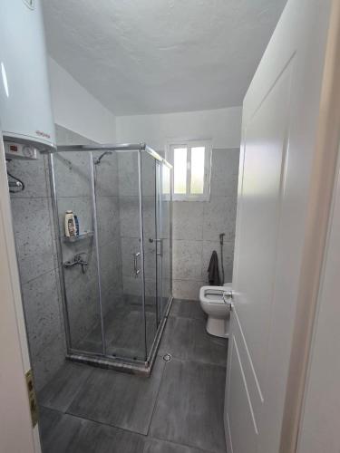 Ένα μπάνιο στο Aliaj Guest House