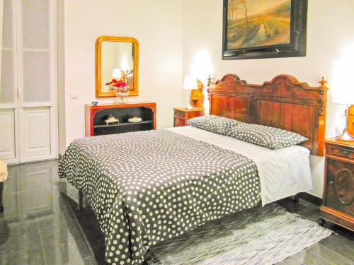 a bedroom with a bed and a mirror at Palazzina GiardinoLago in Gravedona
