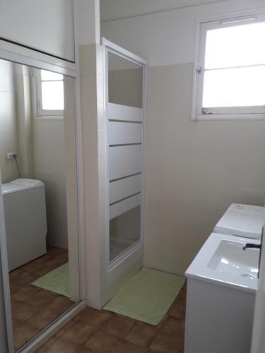 une salle de bain avec douche et lavabo dans l'établissement T3 jardin, parking, terrasse à 80 m de la plage à Saint cyr sur mer, aux Lecques