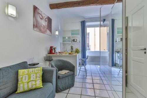 un salon avec un canapé et une cuisine dans l'établissement MARI 117 - Nice City Center, à Nice
