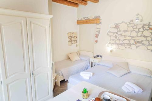 mały pokój z 2 łóżkami i stołem w obiekcie CQ Rooms Verona w Weronie