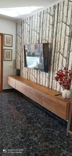 a flat screen tv sitting on top of a entertainment center at Apartamento con encanto in Torredembarra
