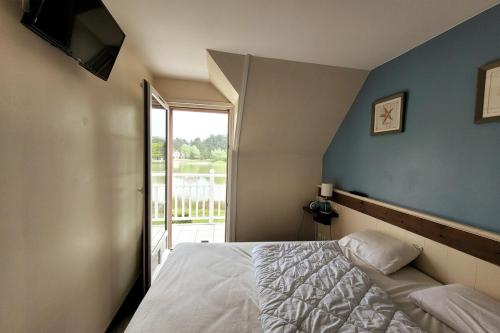 une chambre avec un lit et une grande fenêtre dans l'établissement Maison Belle Dune L'Ile Aux Oiseaux 28, à Quend-Plage