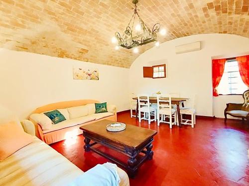 RinecchiにあるCasa Isabella- Barbecue, Giardinoのソファとテーブルのあるリビングルーム