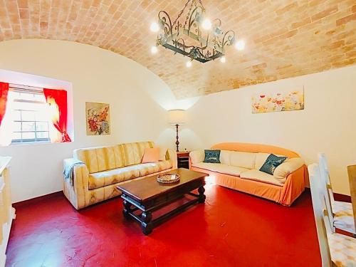 RinecchiにあるCasa Isabella- Barbecue, Giardinoのソファ2つとコーヒーテーブルのあるリビングルーム