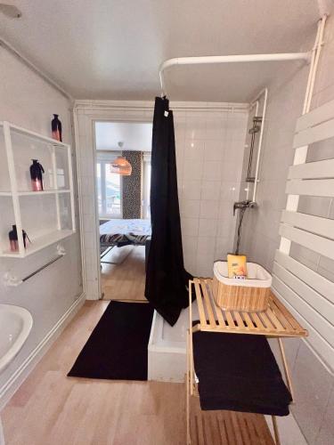 une salle de bain avec une baignoire, un lavabo et une douche dans l'établissement Studio Chic au Coeur de Verdun, à Verdun-sur-Meuse