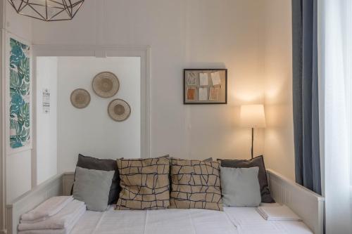 un salon avec un canapé avec des oreillers dans l'établissement Le Cosy Studio Hyper-centre, à Orléans