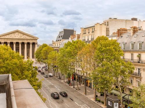 une vue d'une rue dans une ville avec des bâtiments dans l'établissement Merveil Luxury Suite Royale II - Saint Honore view, à Paris