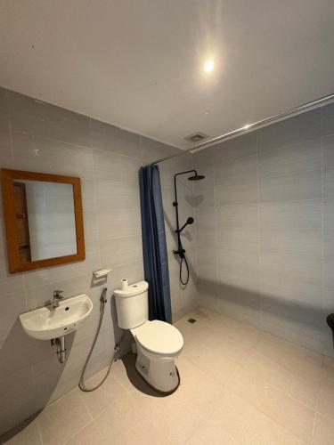 un bagno con WC e lavandino di The Nest a Coron