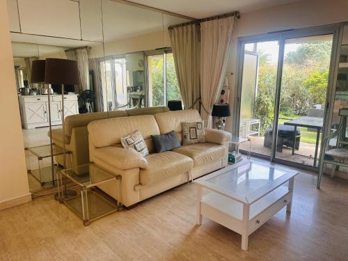 un salon avec un canapé et une table dans l'établissement Light modern Studio with Garden terrace shared pool - 2294, à Cannes