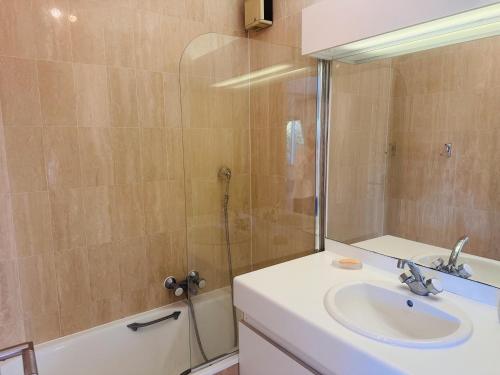 une salle de bain avec un lavabo et une douche avec un miroir dans l'établissement Light modern Studio with Garden terrace shared pool - 2294, à Cannes