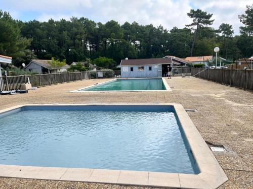 une piscine vide dans une cour dans l'établissement Chalet Soulacais avec piscine, à Soulac-sur-Mer