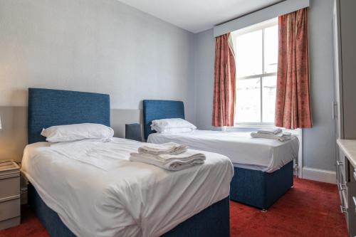 Ένα ή περισσότερα κρεβάτια σε δωμάτιο στο Delmont Hotel & View Restaurant