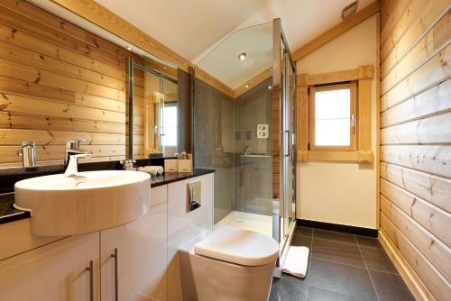 Bilik mandi di Hunter Lodges by Celtic Manor