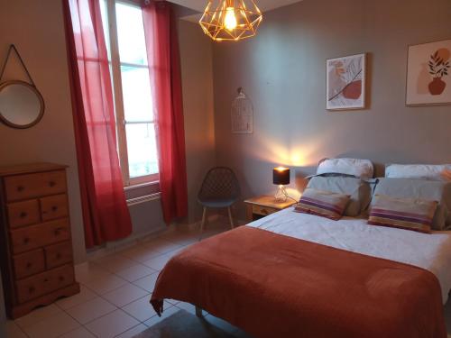 une chambre avec un lit, une chaise et une fenêtre dans l'établissement Grand Pied à Terre in Blois for 2 to 6 travellers, à Blois