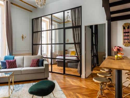 un salon avec un canapé et une table dans l'établissement Merveil - Luxury Suite - Louvre - Aboukir I, à Paris