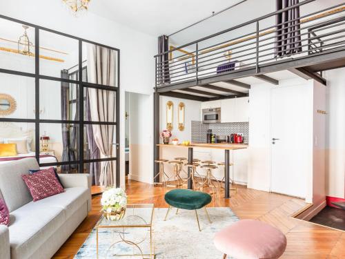 un salon avec un canapé et une table dans l'établissement Merveil - Luxury Suite - Louvre - Aboukir I, à Paris