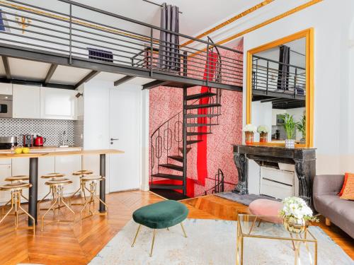Cet appartement loft dispose d'un escalier et d'un salon. dans l'établissement Merveil - Luxury Suite - Louvre - Aboukir I, à Paris