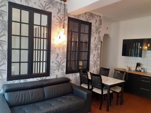 un salon avec un canapé et une table dans l'établissement Appartement T3 Centre Bordeaux avec parking, à Bordeaux