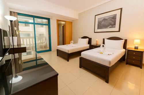 Ένα ή περισσότερα κρεβάτια σε δωμάτιο στο Classy Studios for Ladies in Dubai, Marina فتيات فقط