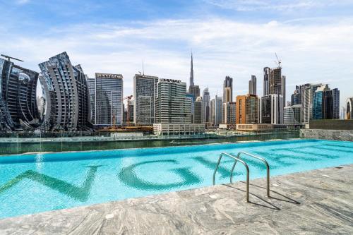 Burj et Canal View Sunny Pool