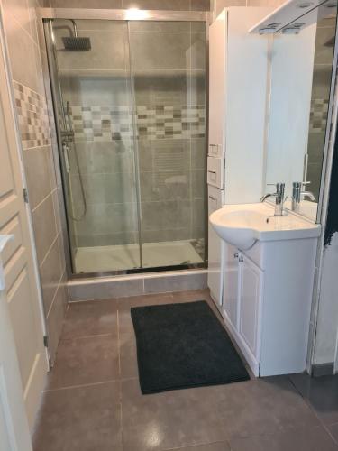 Ένα μπάνιο στο Logement cosy