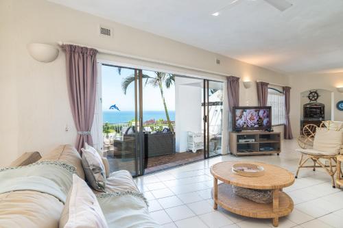 una sala de estar con un sofá y una mesa en Eland Street 50, en Ballito