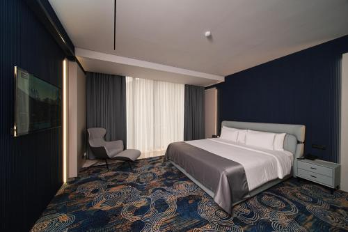 a hotel room with a large bed and a window at Mounthree in Pʼambak